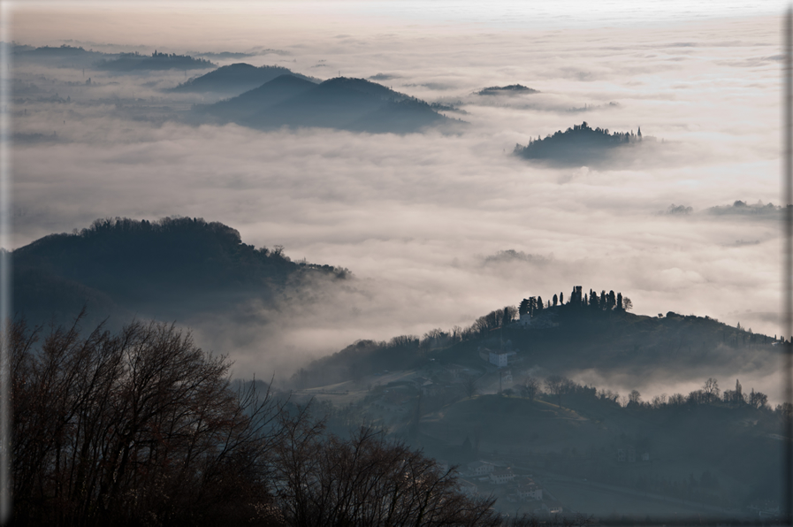 foto Colline di Romano d'Ezzelino nella Nebbia